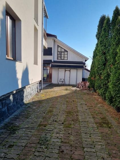 Casă individuală cu 8 camere cu Canalizare în Păulești