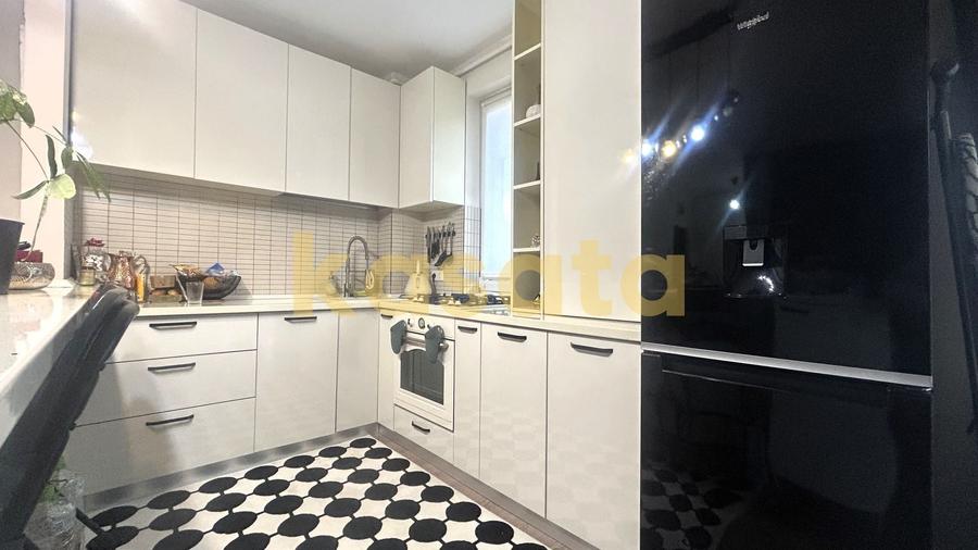 Apartament cu 3 camere semidecomandat, mobilat în Ostratu