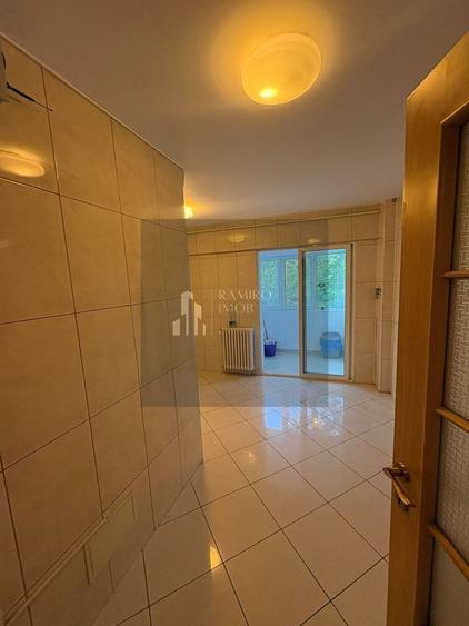 Apartament cu 4 camere semidecomandat în Unirii