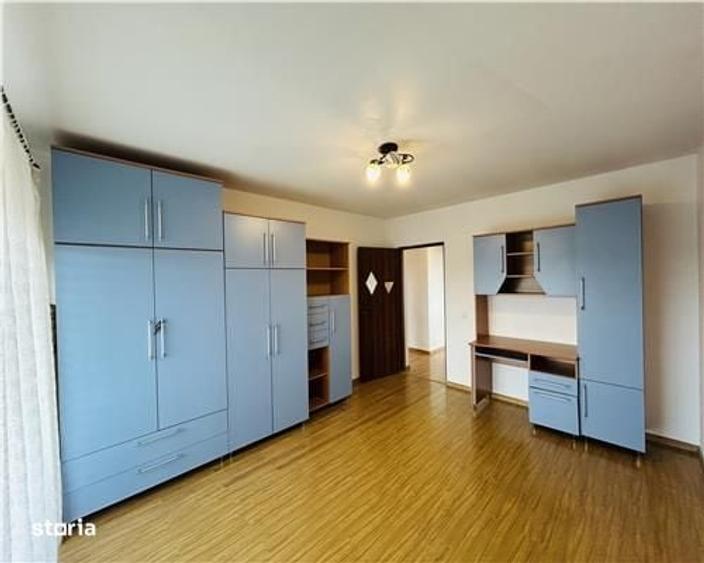 Apartament cu 3 camere semidecomandat în Cedonia
