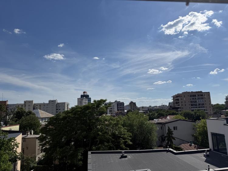 Apartament cu 4 camere semidecomandat în Moșilor
