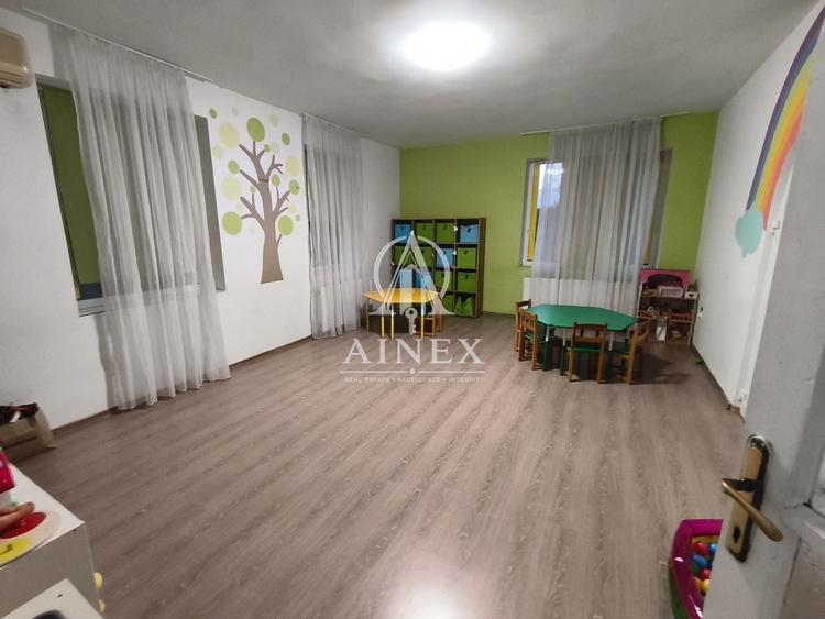 Casă individuală cu 8 camere cu Canalizare în Lipovei