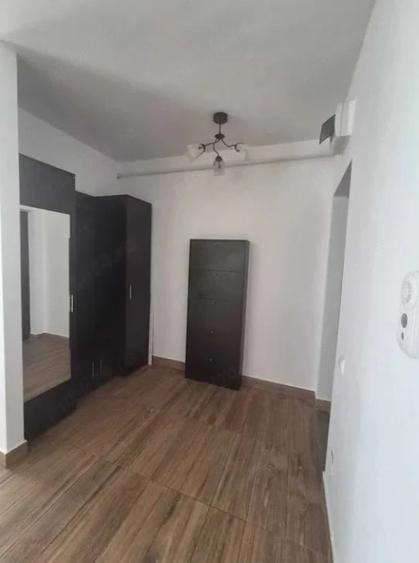 Apartament cu 3 camere semidecomandat în Tătărași