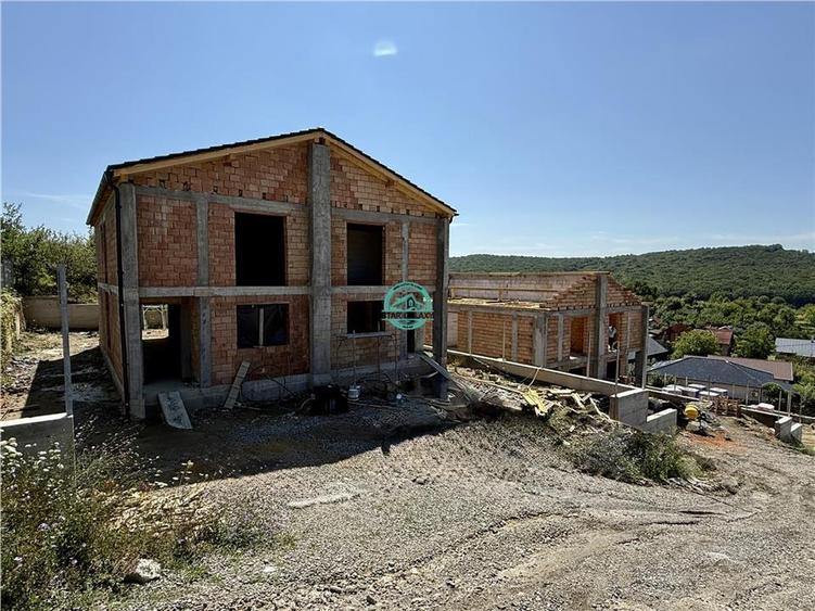 Duplex cu 4 camere cu Canalizare în Corunca