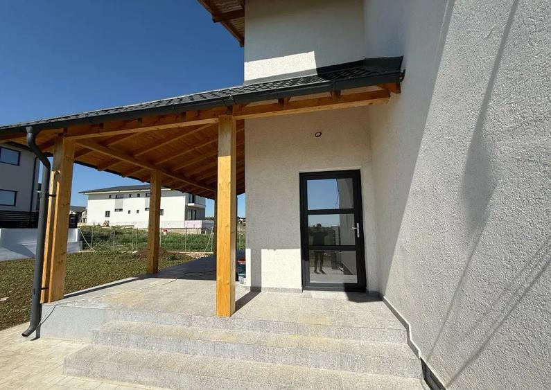 Casă cu 5 camere cu Teren 490 Mp în Păulești
