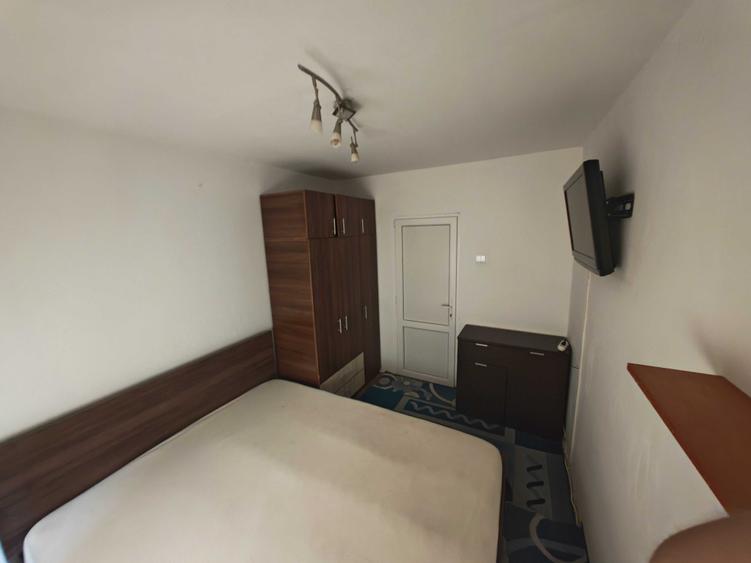 Apartament cu 3 camere semidecomandat în Dacia