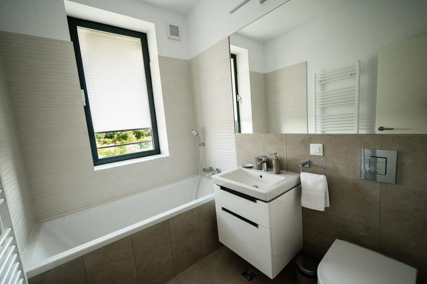 Apartament cu 4 camere decomandat, mobilat în Băneasa