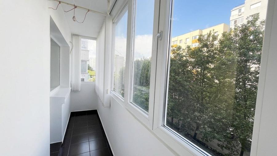 Apartament cu 3 camere semidecomandat, mobilat în Dristor