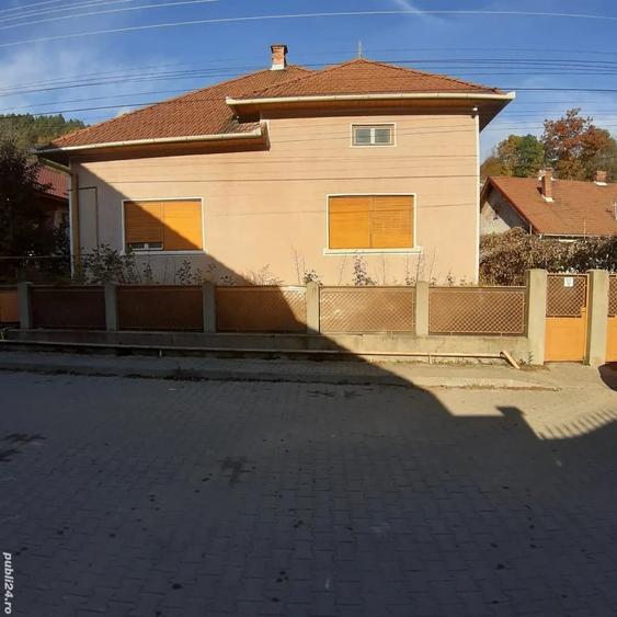 Casă cu 4 camere în Central
