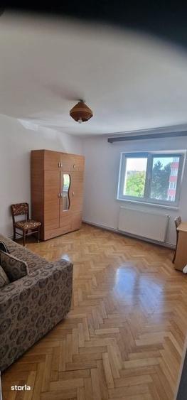 Apartament cu 4 camere decomandat în Calea București