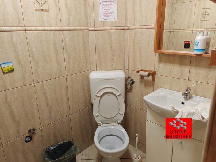 Casă individuală cu 7 camere cu Canalizare în Central