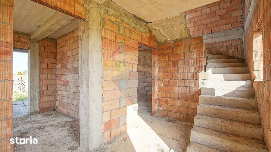 Casă cu 6 camere cu Teren 462 Mp în Sânpetru