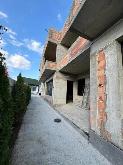 Casă cu Teren 300 Mp în Mihai Bravu