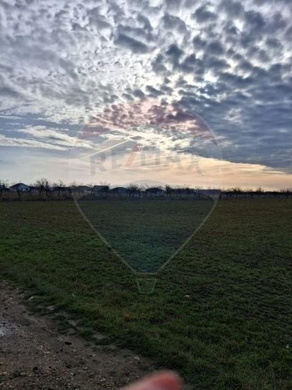 Teren agricol intravilan de 5700 mp, în Sântion