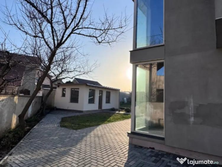 Casă cu 4 camere cu Teren 280 Mp în Central