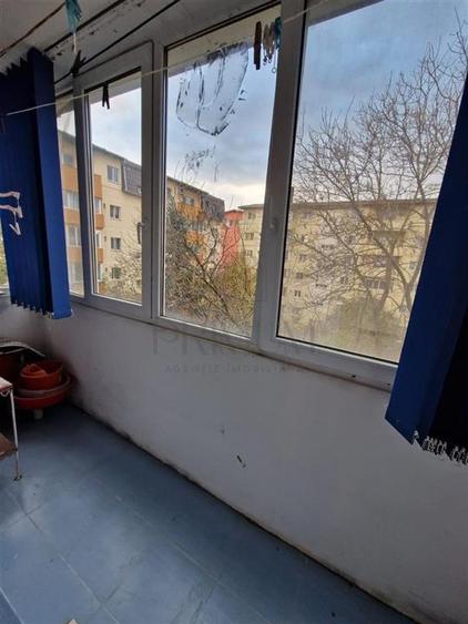 Apartament cu 3 camere semidecomandat, mobilat în Girocului