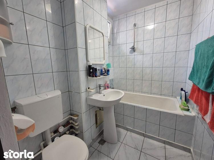Apartament cu 3 camere semidecomandat, mobilat în Titan