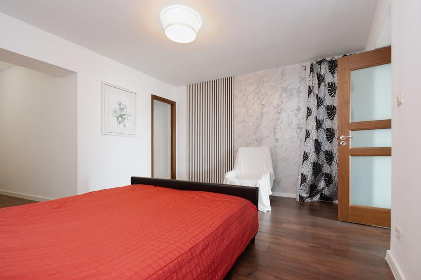 Apartament cu 4 camere semidecomandat, mobilat în Peninsula