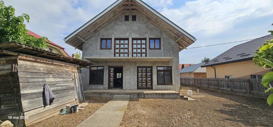 Casă cu 4 camere în Valea Adâncă
