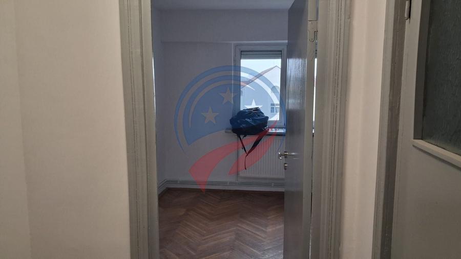 Apartament cu 4 camere decomandat în Central