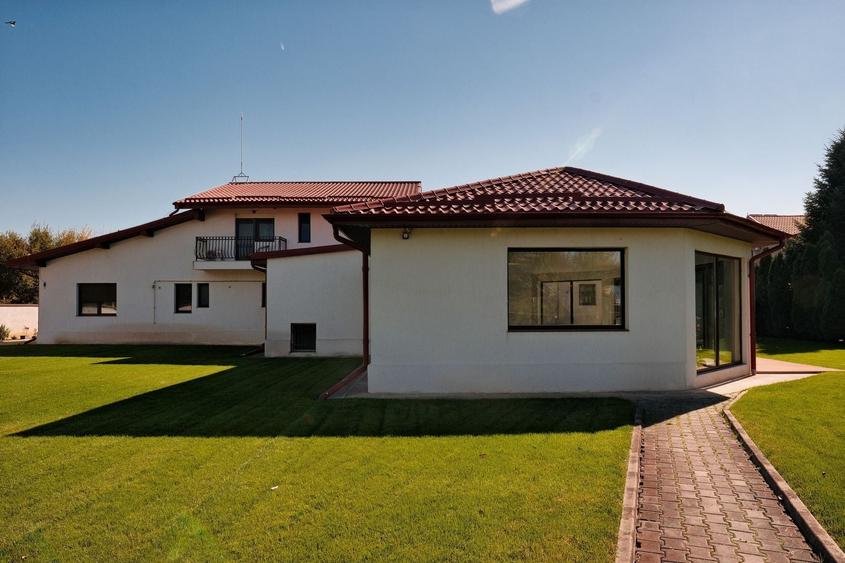 Casă individuală cu 10 camere cu Canalizare în Central