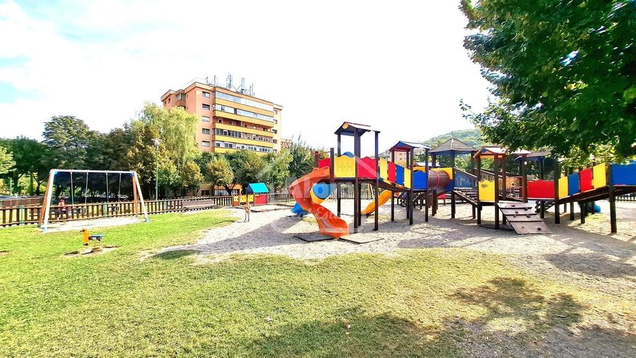 Apartament cu 4 camere decomandat în Răcădău