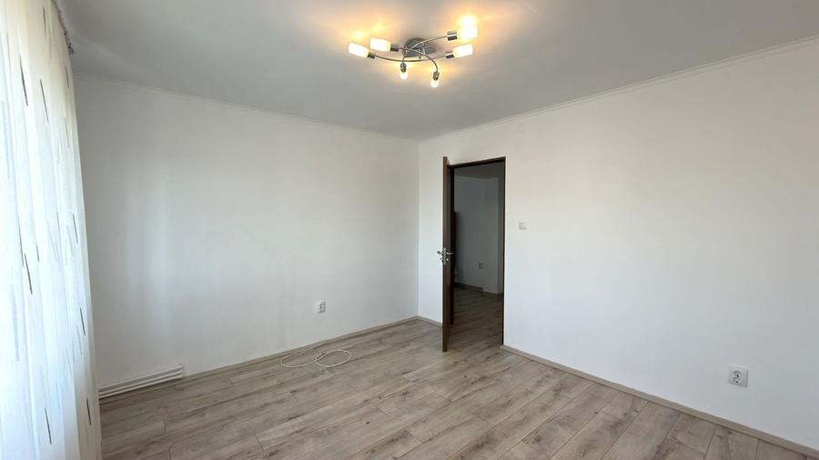 Apartament cu 3 camere semidecomandat, mobilat în Central