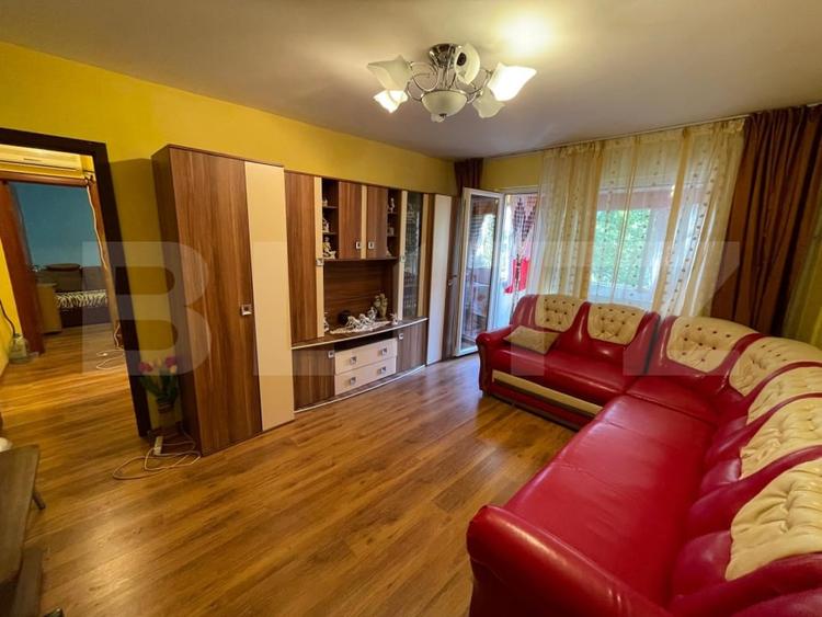Apartament cu 3 camere semidecomandat, mobilat în Craiovița Nouă
