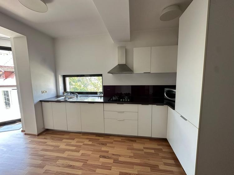 Apartament cu 3 camere semidecomandat, mobilat în Dorobanți