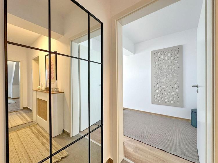 Apartament cu 4 camere decomandat în Tractorul