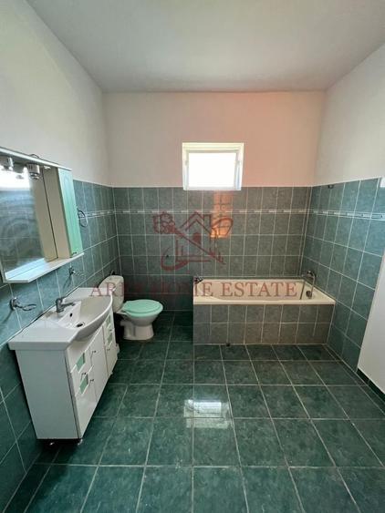 Casă individuală cu 6 camere cu Canalizare în Sânandrei