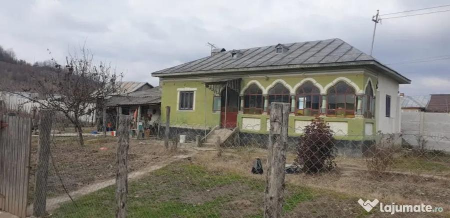 Casă cu 3 camere cu Teren 1550 Mp în Central