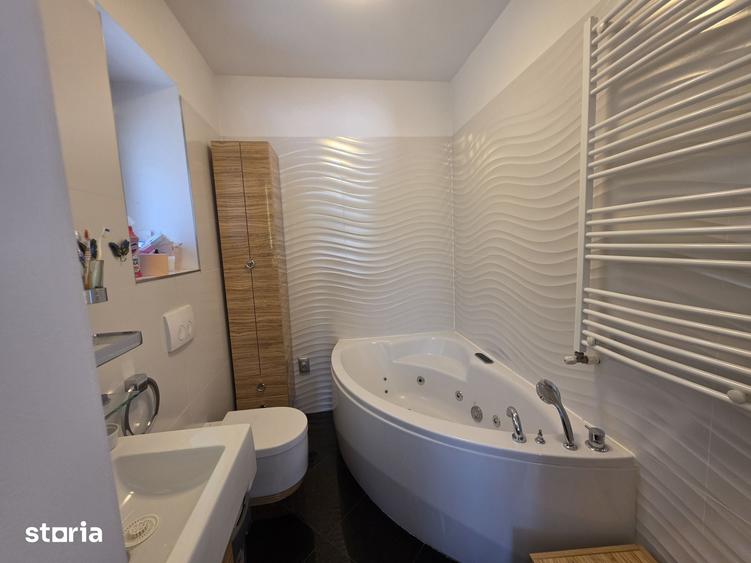Casă cu 8 camere cu Teren 500 Mp în Central