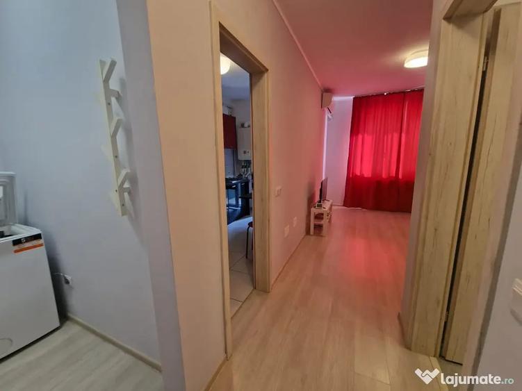 Garsonieră decomandată în Roșu