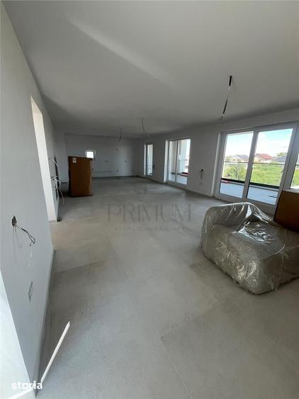 Apartament cu 4 camere decomandat în Dumbrăvița