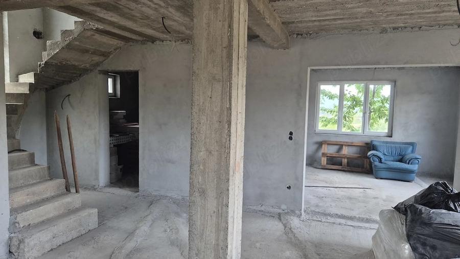Casă cu Teren 4672 Mp în Central