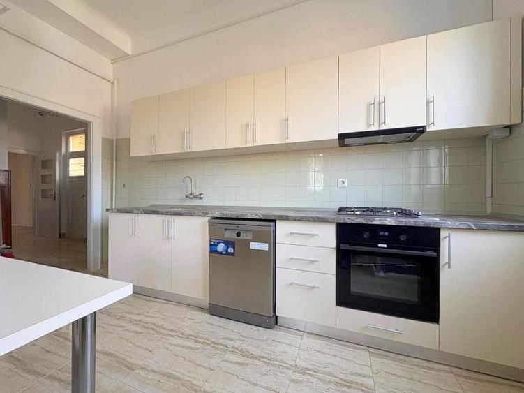 Apartament cu 3 camere decomandat, mobilat în Central