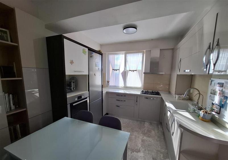 Apartament cu 3 camere decomandat în Tătărași