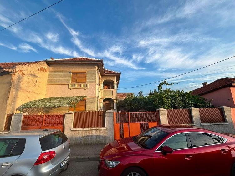 Casă cu 4 camere în Central