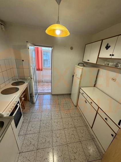 Apartament cu 3 camere semidecomandat, mobilat în Far