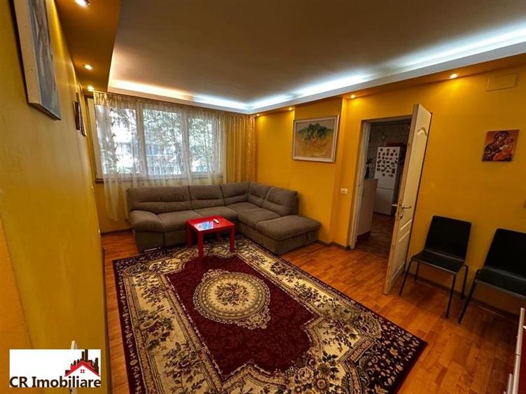 Apartament cu 3 camere semidecomandat, mobilat în Pajura