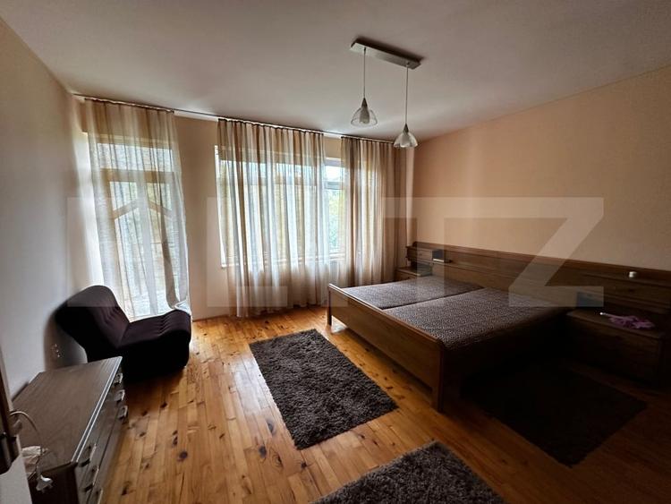 Casă individuală cu 8 camere cu Canalizare în Cetate