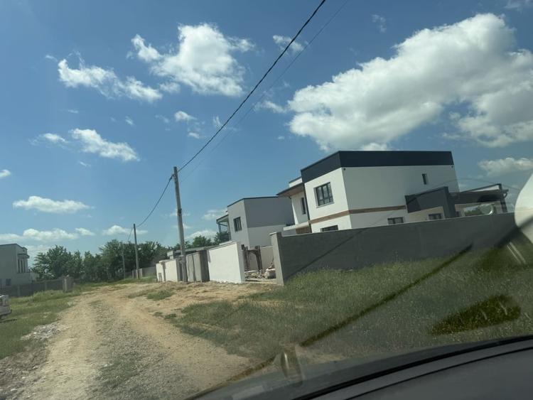 Casă individuală cu 4 camere cu Canalizare în Cârcea