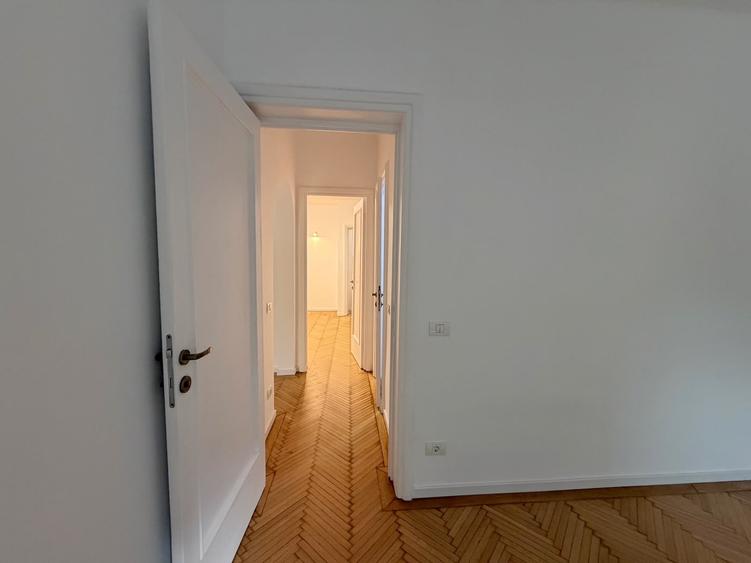 Apartament cu 3 camere semidecomandat în Capitale