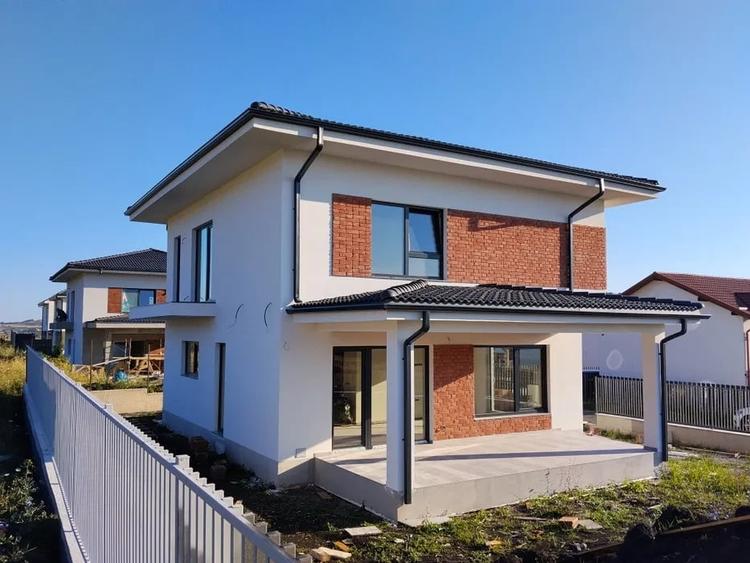 Casă individuală cu 4 camere cu Canalizare în Chinteni