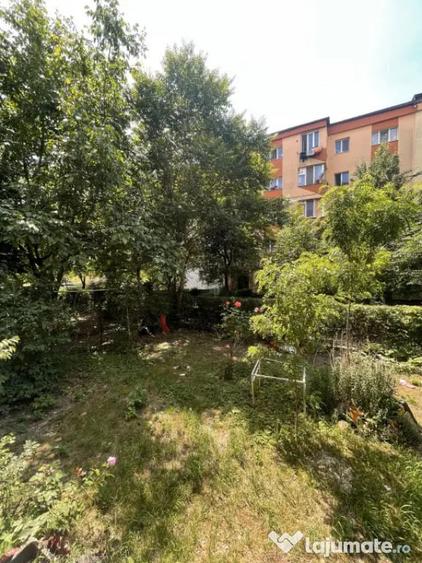 Apartament cu 3 camere decomandat, mobilat în Hotvon