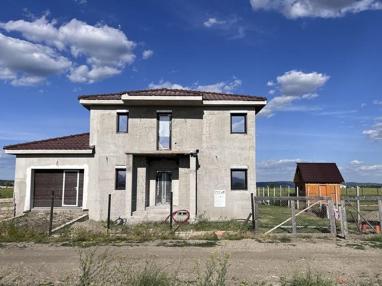Casă cu 4 camere cu Teren 600 Mp în Central