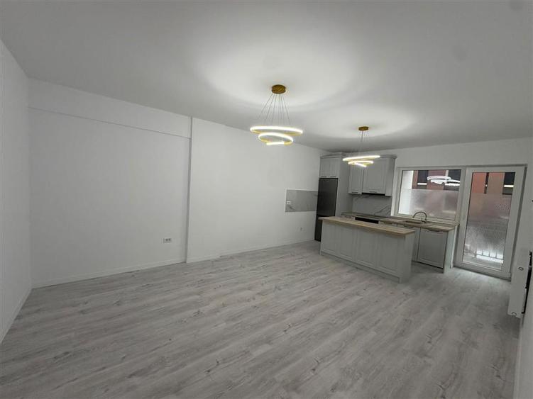 Apartament cu 2 camere decomandat, mobilat în Tractorul