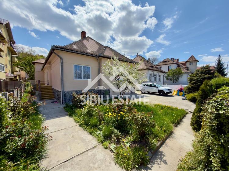 Duplex cu 12 camere cu Canalizare în Central