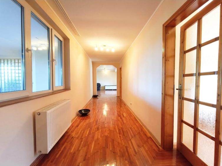 Casă individuală cu 8 camere cu Canalizare în Exterior Vest